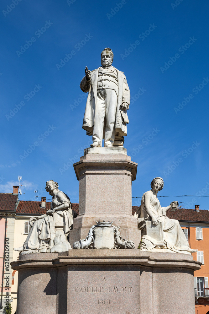 Obraz premium La Statua di Camillo Cavour in Piazza Cavour a Vercelli, Piemonte