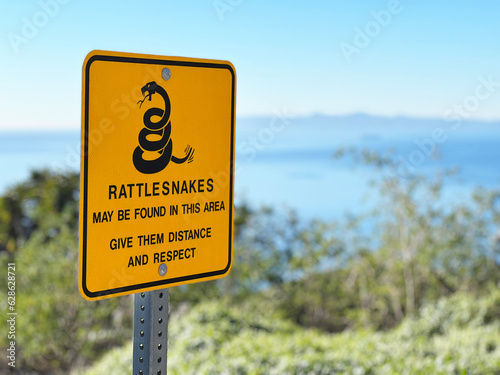 Foto Rattlesnake warning sigh on trail