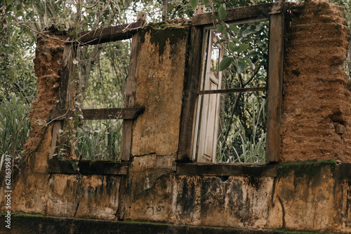 Quadro su tela ruínas de uma casa em fazenda histórica
