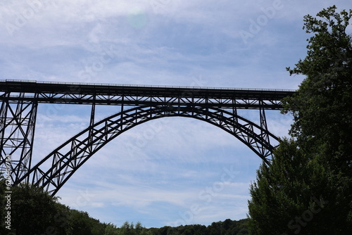 Blick auf die Müngstener Brücke, die höchste Eisenbahnbrücke Deutschlands bei Solingen in Nordrhein-Westfalen