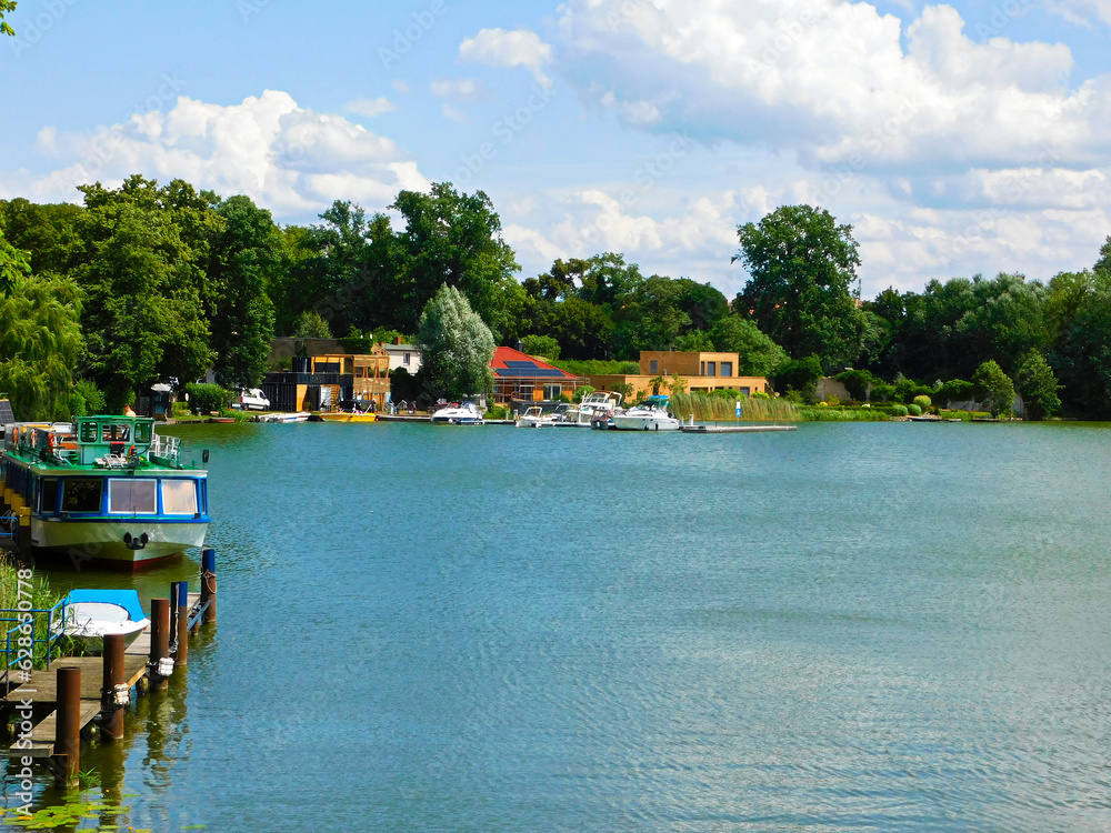 Der Lychener Stadtsee mit der Stadt Lychen Der Lychener Stadtsee mit der Stadt Lychen