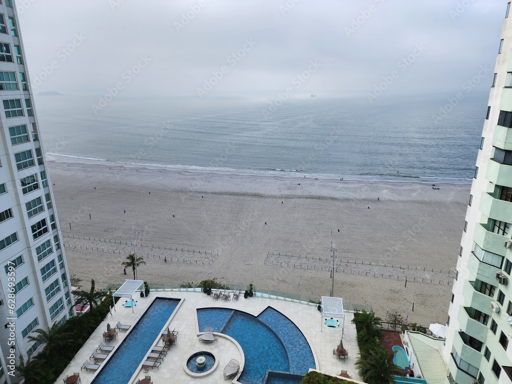 Obraz premium apartamento com vista para a piscina e mar