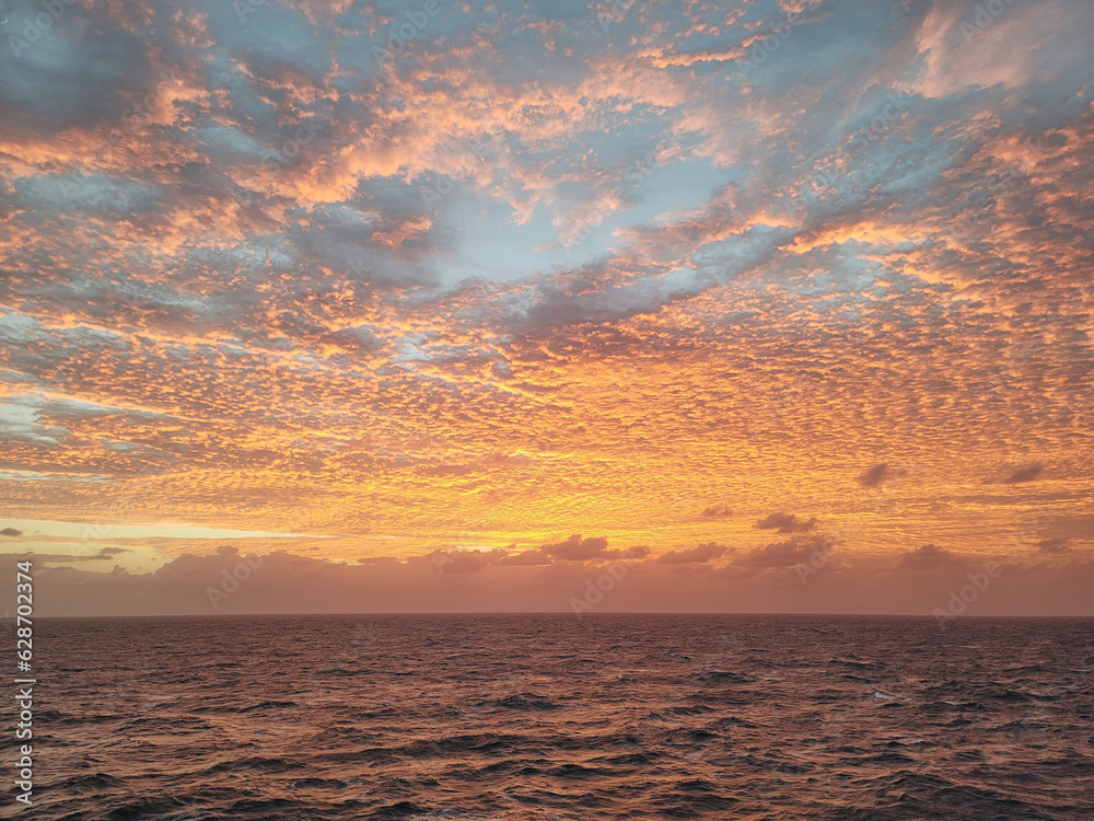 Obraz premium sky and clouds makes a beautiful sky in great ocean