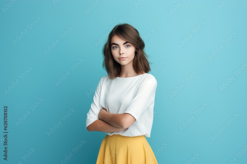 Obraz premium Portrait of a smiling fictional young elegant and stylish woman model. Isolated on a plain colored background. Generative AI.