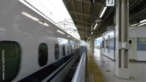 交差する新幹線