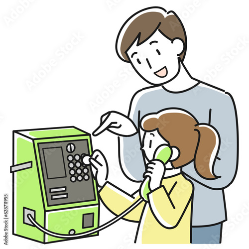 公衆電話の使い方を教える男性とかけるを練習する女の子