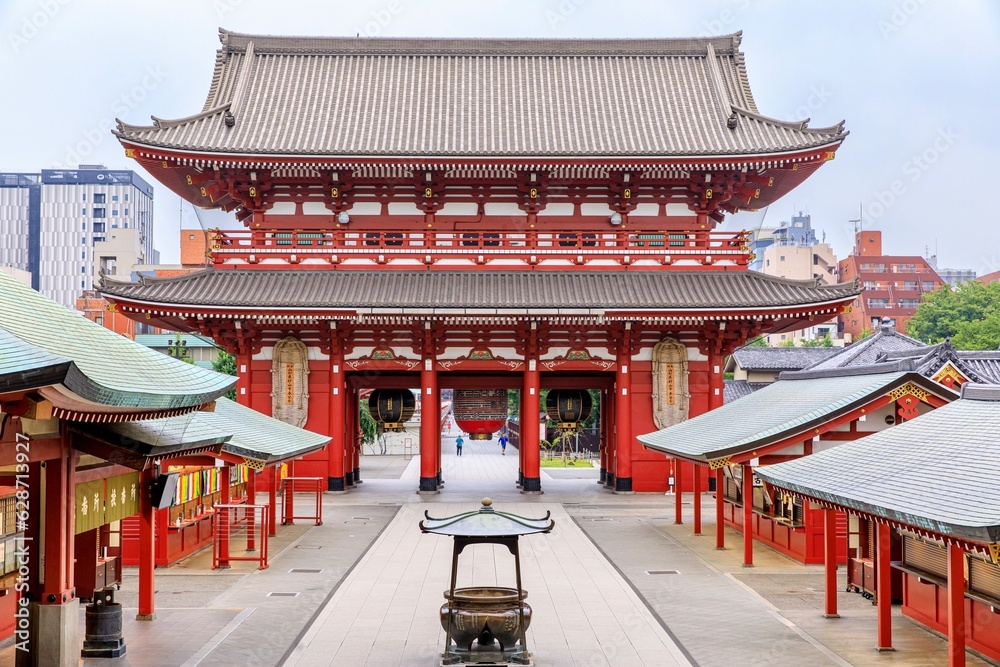 Fototapeta premium 東京、浅草寺の宝蔵門（仁王門）