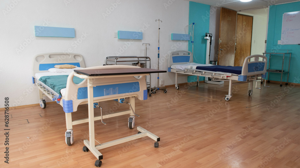 camas de hospital sin pacientes sobre piso de madera dentro de hospital - obrazy, fototapety, plakaty 