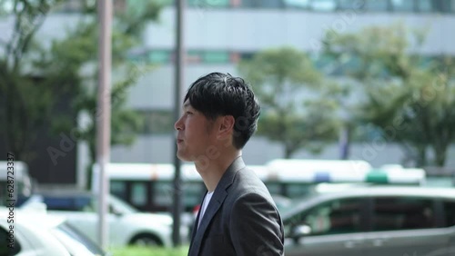 街中を歩く男性を横から