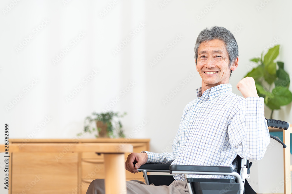 笑顔の車いすに乗ったシニア 笑顔の車いすに乗ったシニア