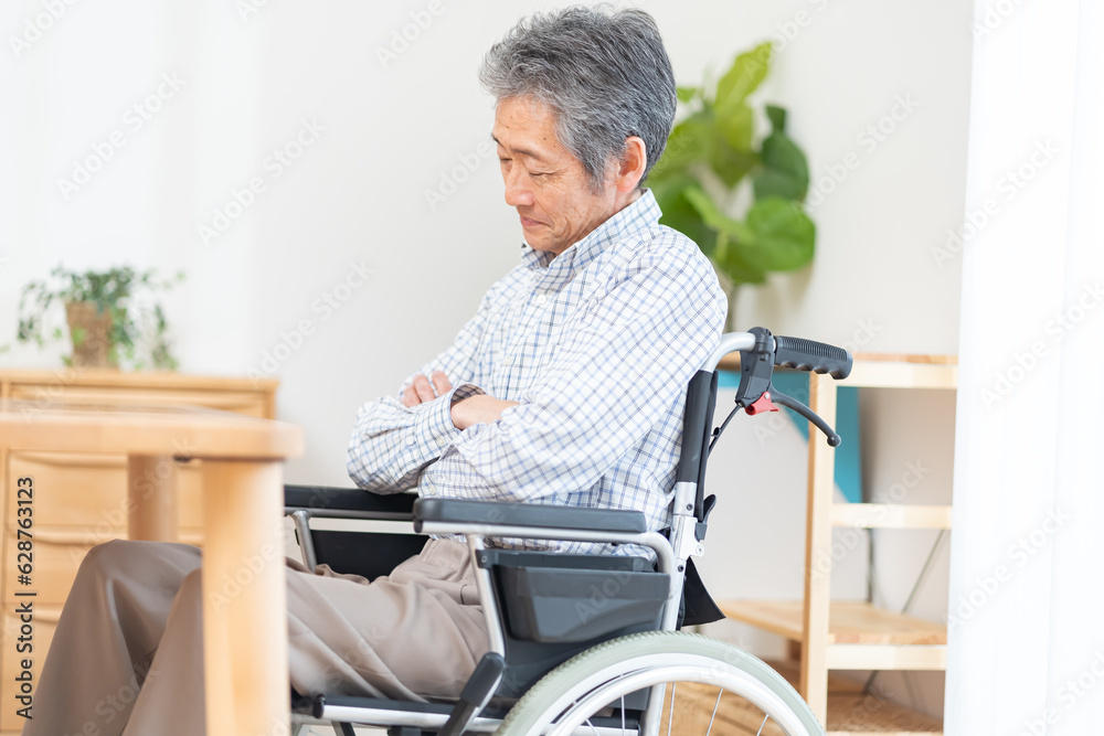 考える車椅子に乗ったシニア
考える車椅子に乗ったシニア