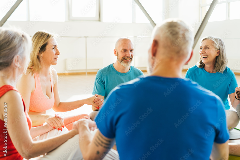 Obraz premium Group of mature friends laughing from funny stories after yoga