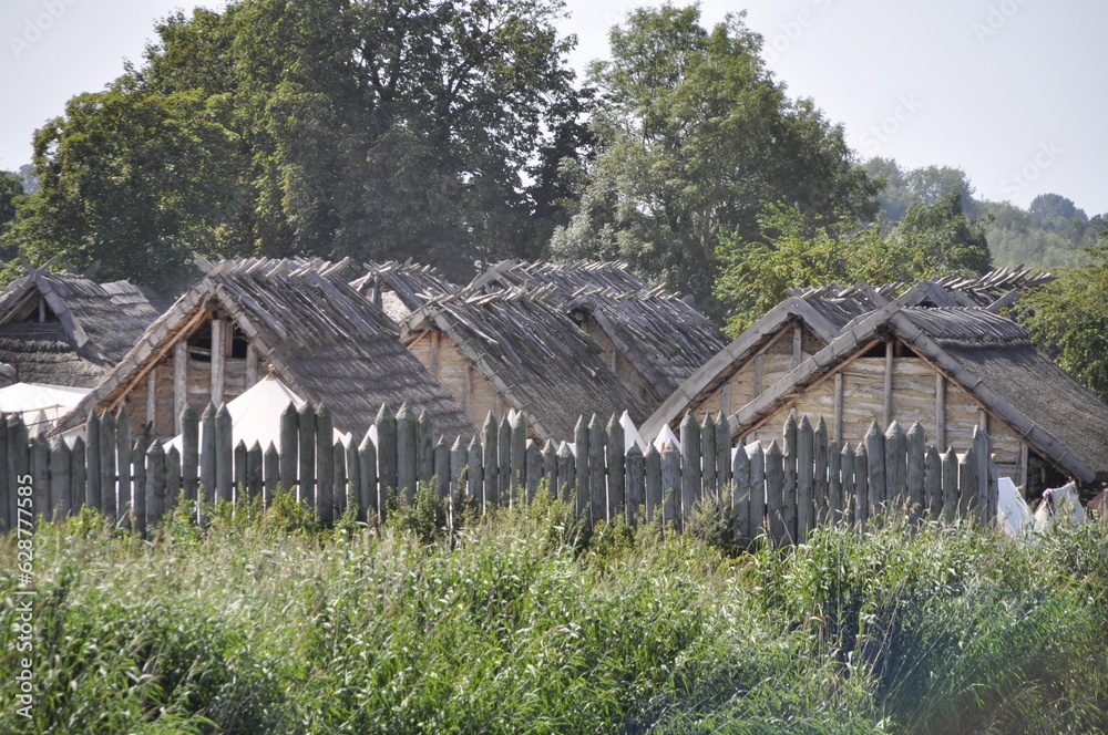Skansen Słowian i Wikingów, teren obozu, Wolin, Jomsborg, inscenizacja życia na przełomie IX - XI wieku Skansen Słowian i Wikingów, teren obozu, Wolin, Jomsborg, inscenizacja życia na przełomie IX - XI wieku