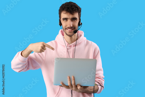 Male technical support agen...