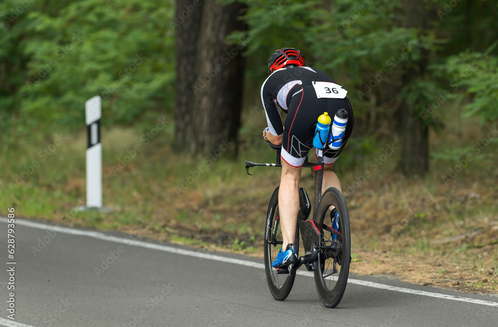 Naklejka premium Eine Fahrerin bei einem Triathlon