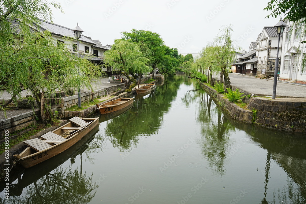 Kurashiki River in Bikan Historical Area, Old Japanese Town in Okayama, Japan - 日本 岡山 倉敷 美観地区 伝統的な街並み 倉敷川