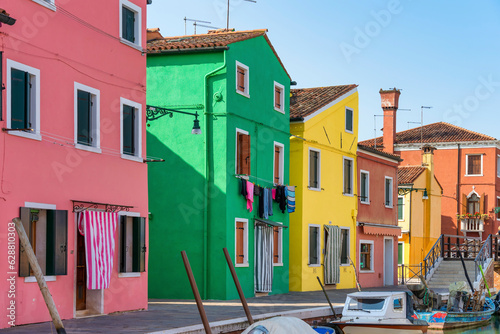 Fototapeta Naklejka Na Ścianę i Meble -  Tranquil scene with the colorful houses in Burano island, Venice