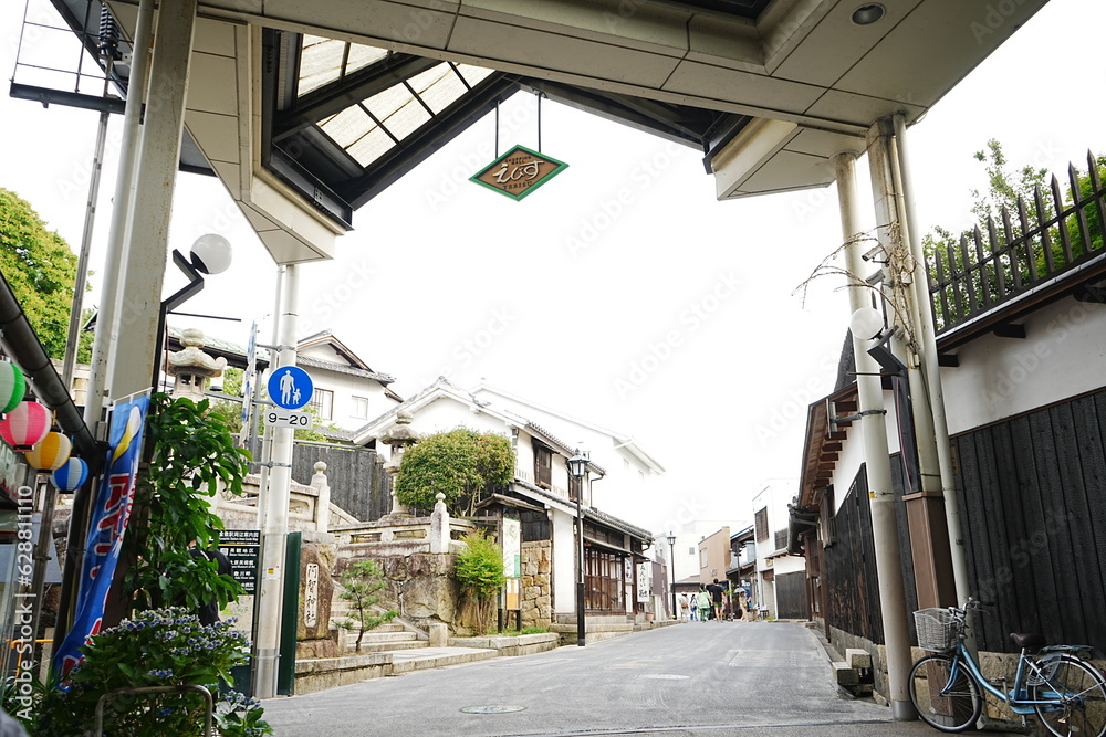 Fototapeta premium Canal in Bikan Historical Area, Old Japanese Town in Okayama, Japan - 日本 岡山 倉敷 美観地区 古い街並み 