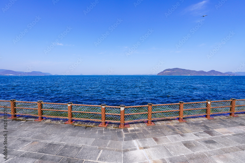 サンポート高松から瀬戸内海に浮かぶ女木島（高松市香川県）
