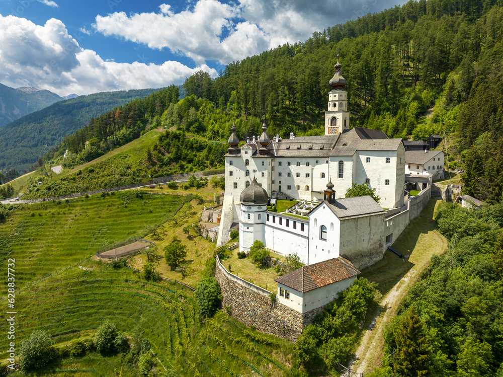 Kloster Marienberg an einem Sommertag