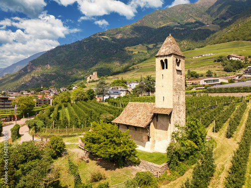 St. Prokulus-Kirchlein in Naturns an einem Sommertag