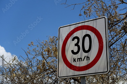 Panneau vitesse limitée à 30 km/h.
