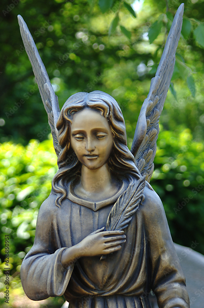 Obraz premium Statue eines Engels auf einem Friedhof