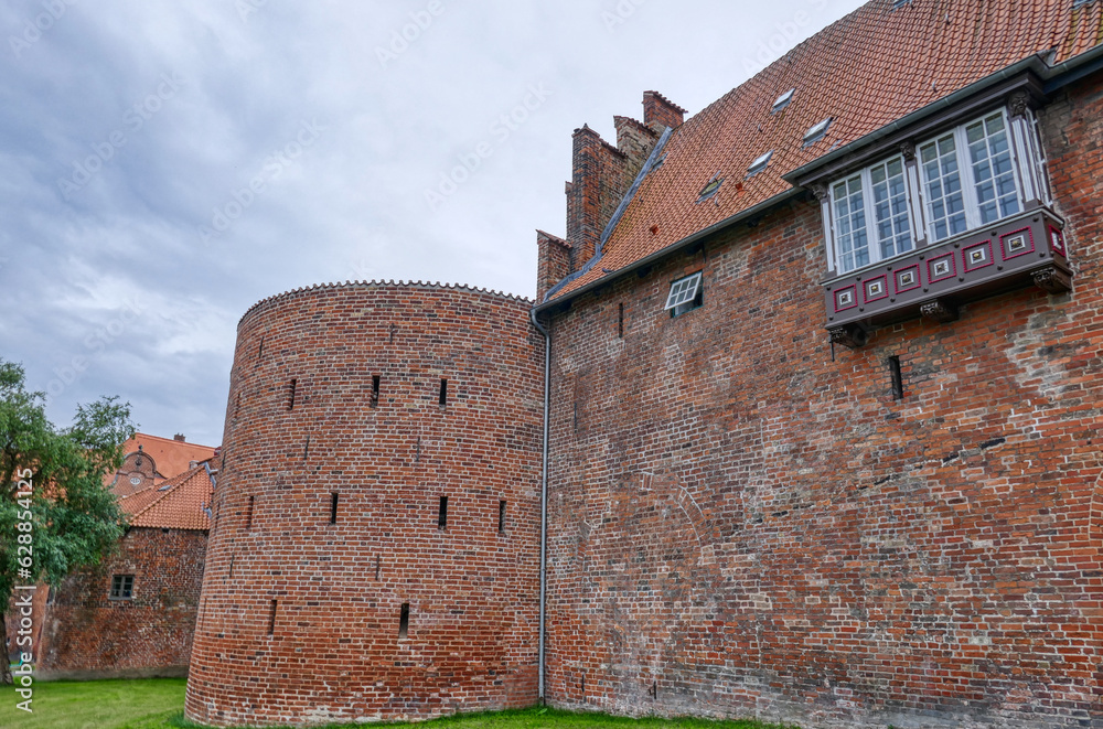 Mauern der Stadtbefestigung am Burgtor in Lübeck