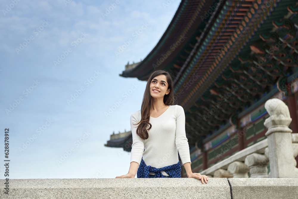 a foreign woman who travels to tourist attractions in Korea