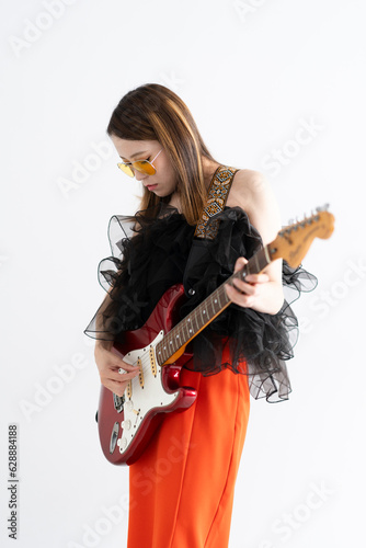 ギターを弾く女性