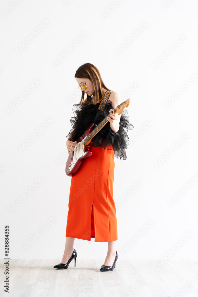ギターを弾く女性 ギターを弾く女性