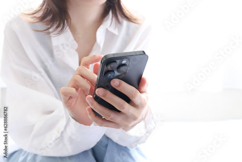 スマートフォンを操作する女性 photo