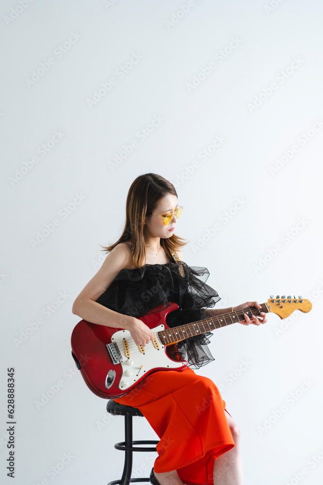 ギターを弾く女性 ギターを弾く女性
