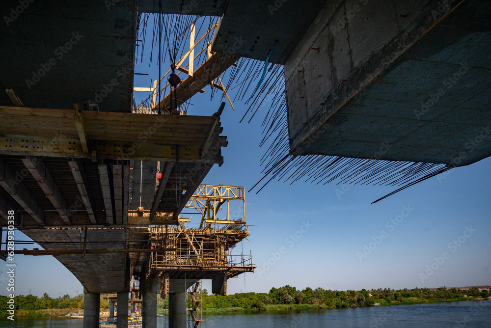orillas de rio Nilo con en desierto a los lados Egipto StockFoto