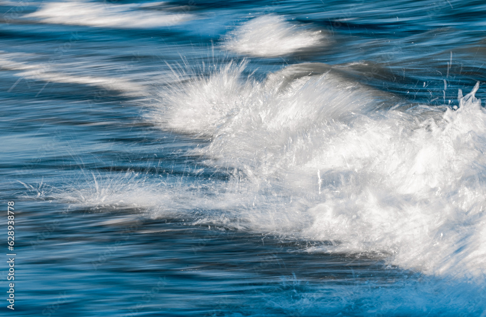 Obraz premium wave crashing at the sea