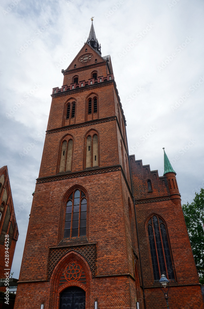 Turm der historischen Jakobi-Kirche in der Altstadt von Lübeck