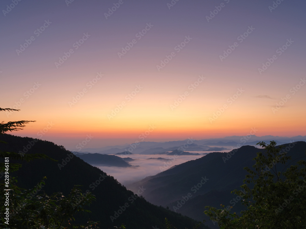 朝日の出る前の雲海の風景