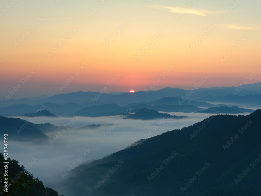 朝日が出た雲海の山の風景