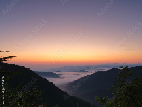 朝日の出る前の雲海の風景