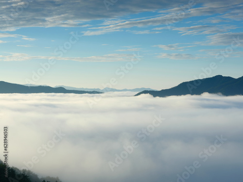 雲海が出ている山の風景