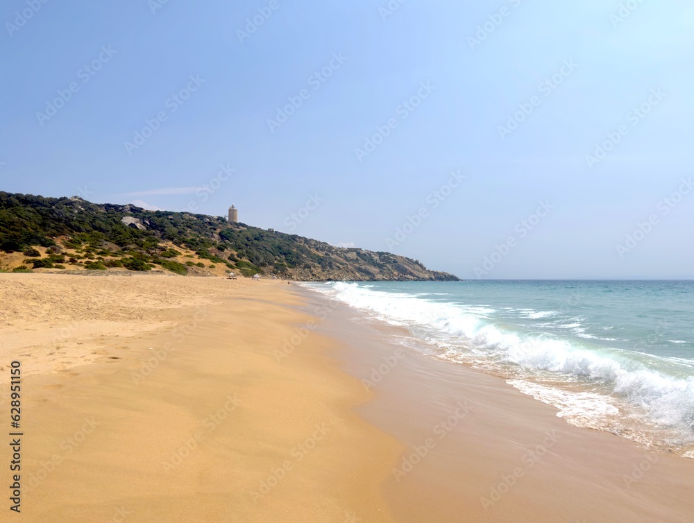 Faro de Camarinal, Leuchtturm auf einer Klippe und der wunderschöne Sandstrand mit dem türkisblauen Atlantik, Playa Los Alemanes, Costa de la Luz, Atlanterra, Andalusien, Spanien Faro de Camarinal, Leuchtturm auf einer Klippe und der wunderschöne Sandstrand mit dem türkisblauen Atlantik, Playa Los Alemanes, Costa de la Luz, Atlanterra, Andalusien, Spanien