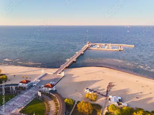 Panoramiczny widok na Molo i Plaze w Sopocie. Widok z drona. Lipiec 2023
