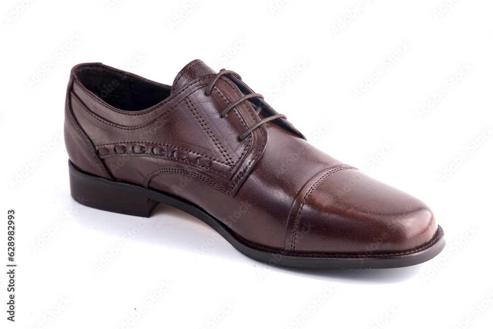 Sapato clássico de cor castanho masculino, isolado num fundo branco. Sapato clássico de cor castanho masculino, isolado num fundo branco.
