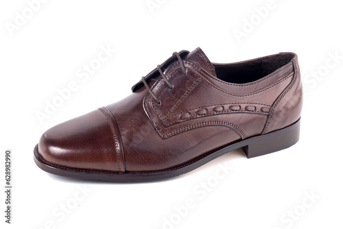 Sapato clássico de cor castanho masculino, isolado num fundo branco.