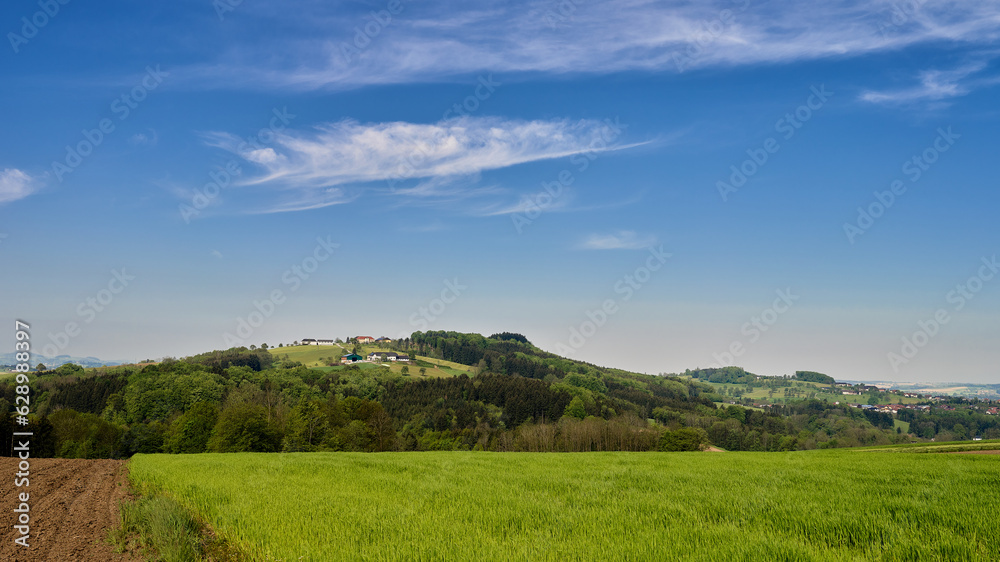 Mostviertel im Sommer, Bauernhaus mit Feld, Ybbstal Mostviertel im Sommer, Bauernhaus mit Feld, Ybbstal