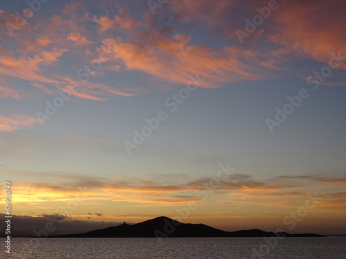 Una bonita puesta de sol, con la Isla del Barón de fondo, en La Manga, Cartagena (España) © Pablirous