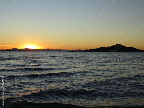 Una bonita puesta de sol  con la Isla del Bar  n de fondo  en La Manga  Cartagena  Espa  a 