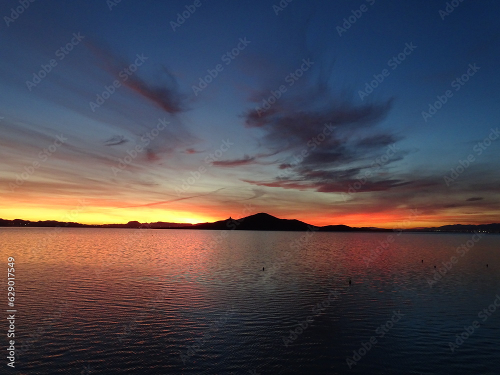 Una bonita puesta de sol, con la Isla del Barón de fondo, en La Manga, Cartagena (España) Una bonita puesta de sol, con la Isla del Barón de fondo, en La Manga, Cartagena (España)