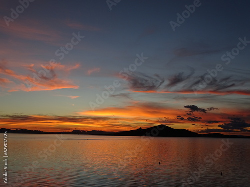 Una bonita puesta de sol, con la Isla del Barón de fondo, en La Manga, Cartagena (España) © Pablirous