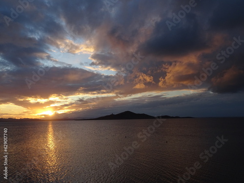 Una bonita puesta de sol  con la Isla del Bar  n de fondo  en La Manga  Cartagena  Espa  a 